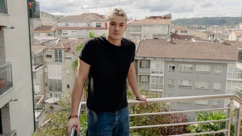 Miguel, en la barandilla de la escalera que une la calle Bierzo con la avenida de Buenos Aires, donde encontr� a la mujer 