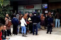 La tramitaci�n del cheque social provoc� largas colas el a�o pasado, mientras el Concello las negaba. 