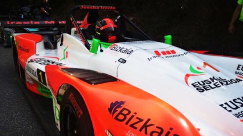 Joseba Iraola en el automóvil con el que ganó la prueba