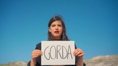 Slvia Rbade, cantante de Escuchando Elefantes, en un fotografma del vdeo de Banderas.