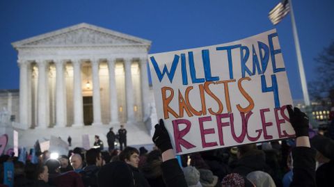 Un grupo de personas junto con integrantes del Senado y la C�mara de EE. UU. participan en una manifestaci�n en oposici�n a la prohibici�n de inmigraci�n del presidente Donald Trump, frente a la Corte Suprema en Washington (Estados Unidos)