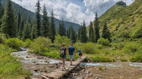 Tambin hay zonas montaosas, conocidas como la Suiza kazaja