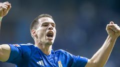 Paraschiv celebra un gol con el Oviedo