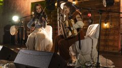 Caama�o & Ameixeiras, durante un concierto en los Rueiros da Vila de Cai�n