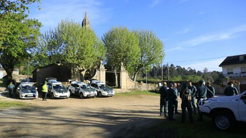 Patrullas de la Guardia Civil se concentran en la capilla de Oza para reiniciar la búsqueda de Óscar García Lema