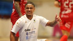 Brayan durante un partido amistoso en el pabell&oacute;n de A Malata. 