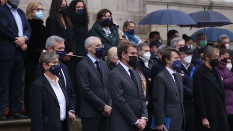 La Xunta guarda un minuto de silencio en San Caetano en memoria de los fallecidos en el naufragio del Villa de Pitanxo.