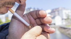 Un hombre fumando