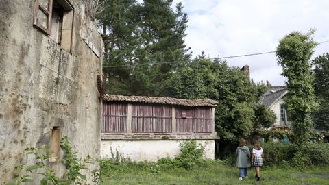 La vivienda de los seores, al fondo a la derecha; la de los caseros (izquierda), en estado ruinoso; y uno de los hrreos de la finca