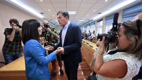 Marta Rouco, recibiendo la felicitacin de Gmez Besteiro.