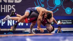 Alonso Caparr�s, de rojo, en acci�n