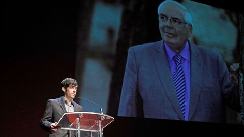 El hijo de Vicente �lvarez Areces, Alberto, interviene durante el acto de despedida