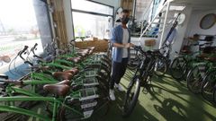 Las dificultades para encontrar suministros est�n afectando a negocios de todos los sectores. Javier Roca, gerente de la tienda de venta y reparaci�n de bicicletas Eco-l�gica, muestra la �ltima bici el�ctrica que tiene a la venta en su local de Monte Alto, precisamente, por desabastecimiento.