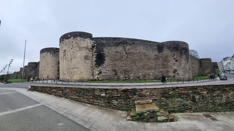 Esta es la primera imagen que tienen los peregrinos del Camino Primitivo cuando ven la Muralla de Lugo, ambos elementos Patrimonio Mundial