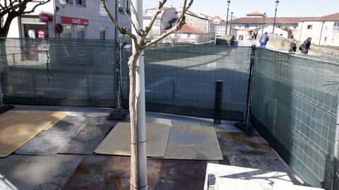 La plaza, con el puente al fondo, ayer tras la paralizaci�n de los trabajos.