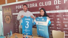 Rodr�guez y Murillo posan este jueves con la nueva camiseta del Atl�tico Vilalonga, que lleva el escudo del Pontevedra en el cuello