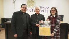 El prroco de Ombra, Freddy Jos Marcano, el obispo de Ourense, Leonado Lemos y la alcaldesa, Ana Mara Villarino
