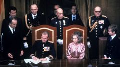 Juan Carlos I sanciona la Constituci�n de 1978. El entonces rey procede a la sanci�n de la carta magna, durante un acto celebrado en el Congreso de los Diputados, en presencia de la reina y el pr�ncipe Felipe.