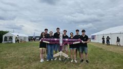 Integrantes del equipo UVigo Aerotech posan con su dron Flamingus en Stuttgart.