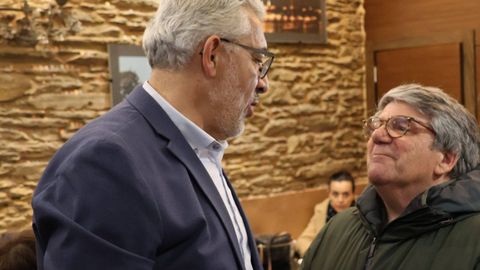 Miguel Fernández, con un vecino en el bar en que habitualmente toma café