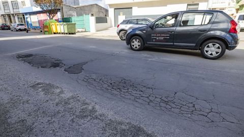 Capa de rodadura muy desgastada en la calle Alcalde Fernández de Fisterra.