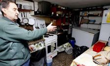 Los hosteleros afectados en la r�a do Franco esperan una soluci�n tras las inundaciones.