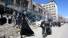 Imagen de una calle de Teher�n, con un edificio bombardeado