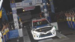 Fran Cima con su Renault Clio al inicio del Rallye insular