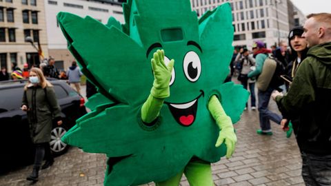 Manifestante a favor de la legalizaci�n del cannabis