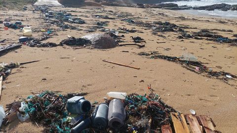 Acumulaci�n de basura y cacharros del pulpo en la playa de A Lanzada, en Sanxenxo, arrastrados por los temporales