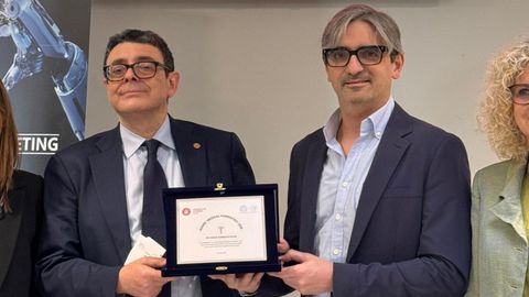 Diego Gonz&aacute;lez Rivas, a la derecha, recibi&oacute; el premio de manos del rector de la Universidad de Siena