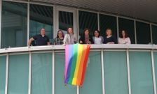 La bandera fue colocada ayer por la edil y los tcnicos de Igualdade, entre otros en el consistorio