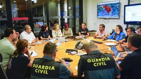 El presidente del Principado de Asturias, Adri�n Barb�n (i), se han reunido con los cuerpos que hacen seguimiento de los incendios forestales en la provincia, este lunes en la sede del 112