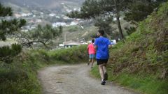 En la fotograf�a, tomada ayer, un par de corredores por la zona de San Xurxo. 