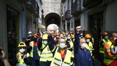Con fundas y cascos de trabajo (operarios) y de luto (el resto), pasadas las doce del mediod�a del domingo los manifestantes cruzaron la Porta de Carlos V en direcci�n a la Praza Maior de Viveiro