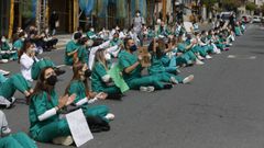 Decenas de estudiantes de Odontoloxa (USC) frente al Parlamento para reclamar que se les vacune al igual que al alumnado de Medicina o Enfermara