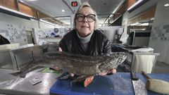Rosa Carabel, de Peixería Antonio de la plaza de abastos de Carballo, con una espectacular merluza, que ayer estaba a 22 euros el kilo.