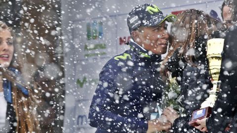 El colombiano Nairo Quintana (c), del Movistar, en el podio del Alto del Acebo, de 1.200 metros de altitud, donde est� nevando, tras ganar la segunda etapa de la 60 Vuelta Ciclista a Asturias, disputada entre Soto de Rivera y Cangas del Narcea.