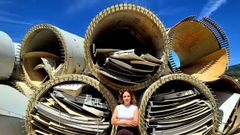 Sonia Tom�, responsable de producci�n, junto a una de las naves del nuevo complejo industria.