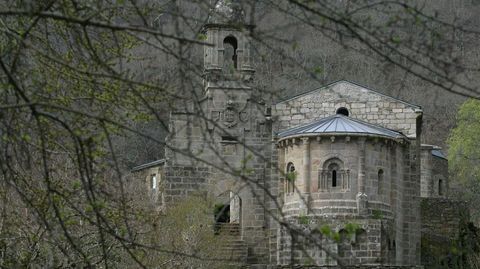 Monasterio de Caaveiro. Levantado en plenas Fragas do Eume, del conjunto arquitectónico destacan los restos románicos y barrocos.