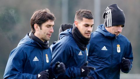 Cotugno Forlin Saul Berjon Requexon Real Oviedo.Cotugno, durante un entrenamiento con Forlin y Saul Berjon