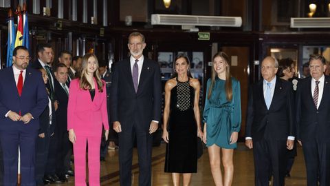 Los reyes Felipe VI  y Letizia, acompaados de la princesa Leonor, la infanta Sofa  y el presidente del Principado, Adrin Barbn, a su llegada a Oviedo para presidir el tradicional concierto de los Premios Princesa de Asturias