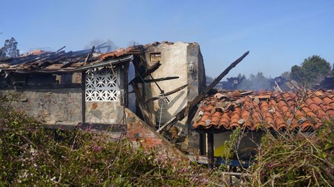 Una de las viviendas afectadas por el incendio registrado en Luarca