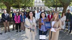 Candia con Paula Prado y Cristina Sanz, y detrs el resto de la lista del PP de Lugo