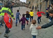 Los ni�os disfrutaron con la carrera tradicional en la corredera. 
