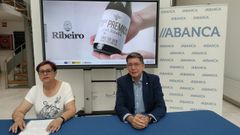 La presidenta del consejo regulador, Concha Iglesias, yMateo Alonso San Romn, coordinador de banca institucional de ABANCA Ourense
