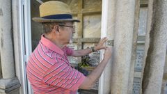 Juan Jos� Esper�n muestra la placa con el c�digo QR que colocar� este domingo en el pante�n familiar