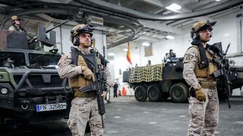Soldados espa�oles que participan en la maniobras de la OTAN en la base de Rota.