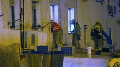 Bomberos trabajando en el edificio de Badalona que se ha derrumbado