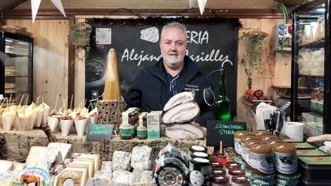 El asturiano Alejandro Casielles, en su puesto del mercado navideo de Mara Pita, en A Corua